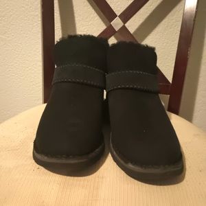 Size 8 Women's brand new black Ugg boots mini